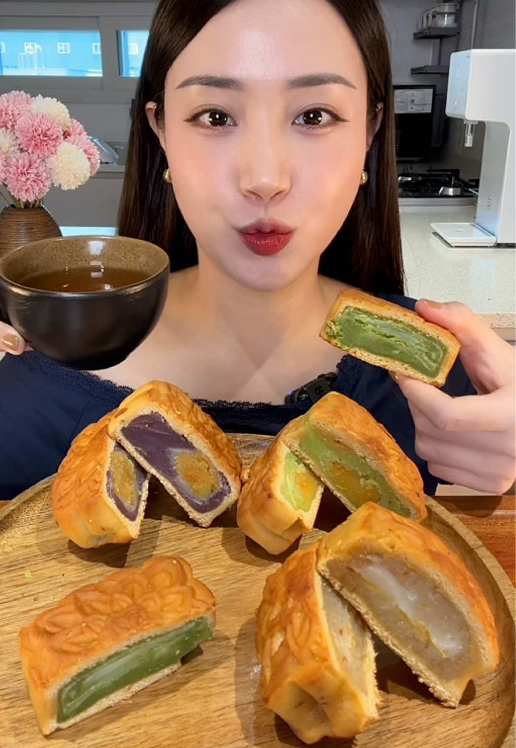 Ăn bánh uống trà cùng mình nha #ancungtiktok #mukbang #thhoadayrui #leontiktok #banhtrungthu 