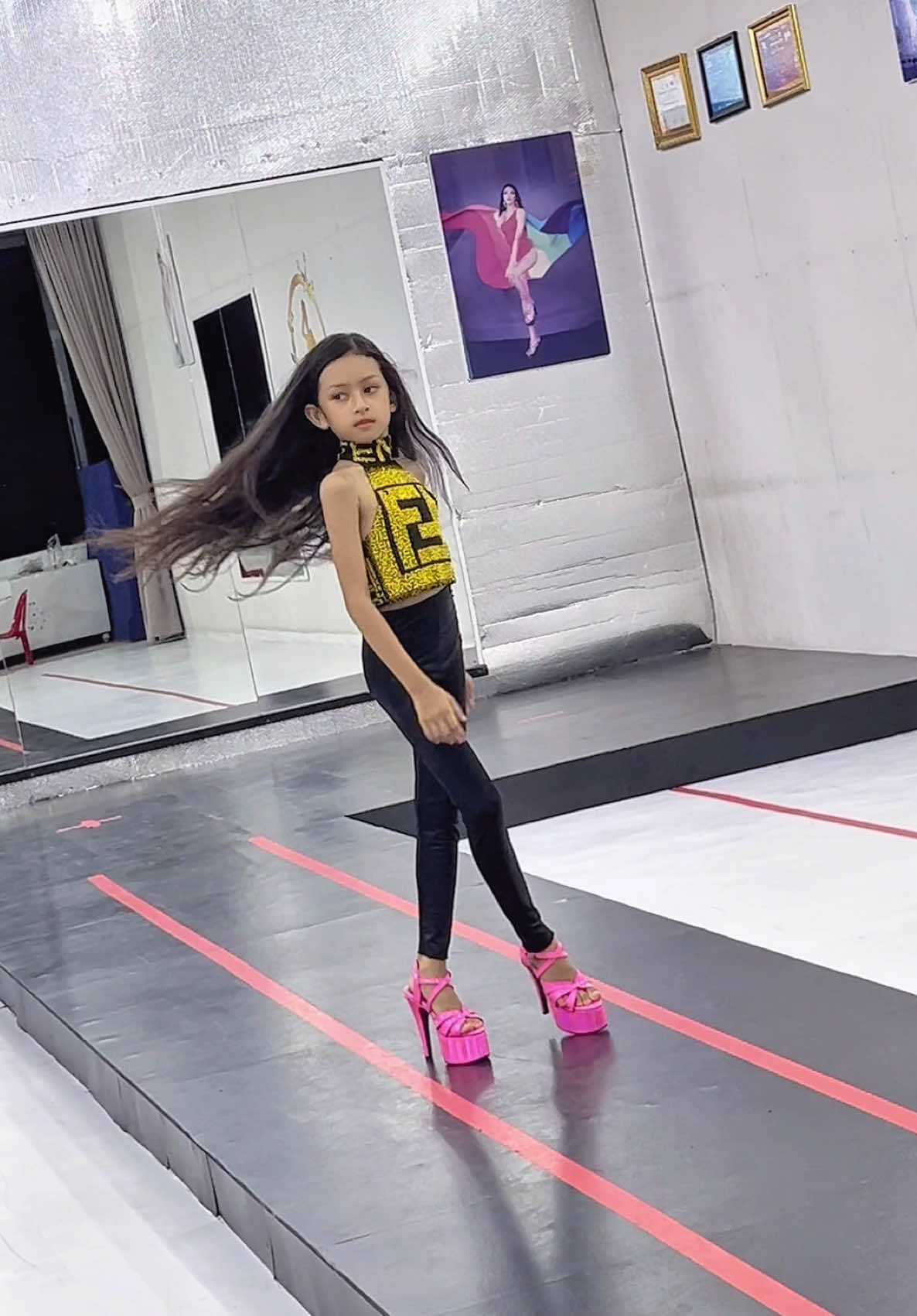 ដើរឆ្ងាញ់សាហាវ 👯 girl fighting for her dream 👸   Road to Mini Miss Global                        🙏🏻ជំរាបសួរពុកម៉ែបងប្អូនសម្រាប់អ្នកដែលចង់រៀន ដើរម៉ូត  អាចចុះឈ្មោះឥឡូវនេះបានគឺខ្ញុំបើកទទួលសិស្សវគ្គថ្មីហើយ សិស្សចាប់ពីអាយុ 6 ឆ្នាំឡើងទៅ ថ្នាក់បង្រៀនដើរម៉ូត សម្រាប់ប្អូនៗដែលចង់រៀននៃមូលដ្ឋានគ្រឹះ នៅវិស័យបវរកញ្ញា👑 ទីតាំងស្អាតមានភាសុខភាពល្អ នឹងបង្រៀនដោយការយកចិត្តទុកដាក់ខ្ពស់ ស្ដង់ដា✅👑 ចាំអង្កាលទៀតចុះឈ្មោះអីលូវមក ទាន់មានប្រម៉ូលសិន10% សម្រាប់សិស្ស 10 នាក់ដំបូង😍 ហាត់ពីរសុក្រ ដល់ អាទិត្យ មួយថ្ងៃហាត់ពីរម៉ោង ✅ [ ចាប់ផ្តើមទទួលពាក្យសិស្សជំនាន់ថ្មីហើយ ]  បង្រៀនពីមូលដ្ឋានគ្រឹះនៃការដើរ , មូលដ្ឋានគ្រឹះនៃការលេងស្តាយជាមួយ Camera , មូលដ្ឋានគ្រឹះនៃការបង្ហាញខ្លួននៅលើឆាក ជាពិសេសបង្រៀននៅក្នុងការនិយាយឆ្លើយសំណួរ ដោយហ្វឹតហាត់ជាមួយគ្រូដែលមានជំនាញនៅក្នុងវិស័យបវរកញ្ញាដោយផ្ទាល់ ! >មូលដ្ឋានគ្រឹះសំខាន់ៗដែលអ្នកត្រូវមាននៅក្នុងវិស័យ Beauty pageant: -រៀនកែដំណើរ  -រៀនcatwalk សម្រាប់ត្រៀមប្រកួត -បន្ថែមគ្រឹះផ្សេងៗ -ស្តាយបង្វិល ឈរផុស  -គ្រឹះការដើរ catwalk ទឹកមុខ ស្នាមញញឹមបែប Queens 👸  -តិចនិចក្នុងការសក្សារ Beauty pageant 👸 .ការដើរដោយមាន (power ) .ការដើរបោះជំហានបែប(cat) .ស្ទាយឈរផុស(ជាច្រើនបែប) .ស្ទាយបង្វិល(ជាច្រើនបែប) .ស្ទាយនែការដើរលេងជាមួយcamera (ច្រើនបែប) .ការដើរបែបទាក់ទាញ (sexy)  .ការលេងទឹកមុខ .ការណែនាំខ្លួន(Introduction) .QA.. . Interview .ការរៀបចំខ្លួន(Queen) នៅមានគន្លឹះជាច្រើនទៀត សម្រាប់ប្អូនៗនឹងបងៗដែលចង់ដឹងនូវអ្វីបន្ថែមអាចឆាតមកខ្ញុំផ្ទាល់បាន📥 Telegram :066584089 📥 #kanhaslerchercatwalkclass #កញ្ញាស្លឹឈើ