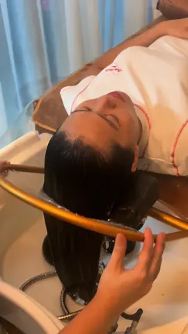 Gội đầu không chỉ là làm sạch… Là để thở chậm lại, nghe tiếng nước trôi, và để tâm mình dịu xuống.#goidauthugian #goidauthugianthaomoc #chungcukhanggia #goidauduongsinh #goidauthugiangovap #goidauutoi #thugian #govap #goidau #goidauutoi 