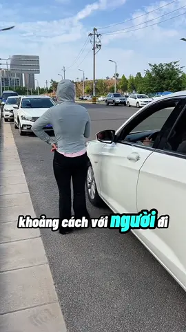 Từ trong xe làm sao phán đoán khoảng cách với người đi bộ. #laixe #laixeantoan #laixeoto #hoclaixeoto #hoclaixe 