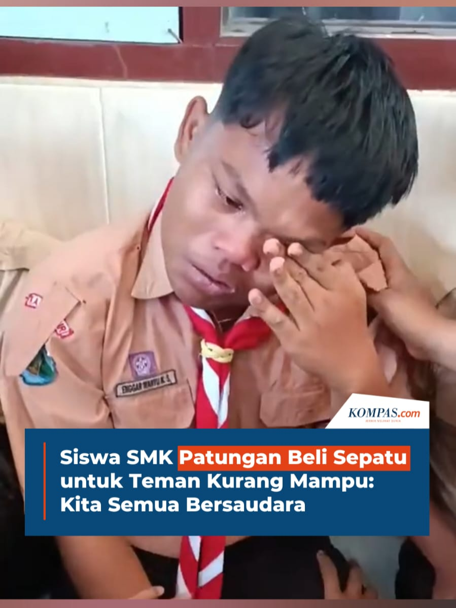 Viral, video siswa SMK PGRI 1 Kediri berikan sepatu ke temannya yang kurang mampu.  Untuk berikan hadiah tersebut, para siswa yang mayoritas kelas 10 itu patungan. “Ini sepatu untukmu, kita semua bersaudara,” ujar siswa saat menyerahkan bingkisan itu pada Jumat (1/8/2025). 🎥: @telo2ewunan  Penulis: M Agus Fauzul Hakim, Glori K. Wadrianto Kreatif: Safira Nurulita Produser: Reza Kurnia Darmawan ` #Sepatu #SMK #Kediri #Peristiwa ##Read