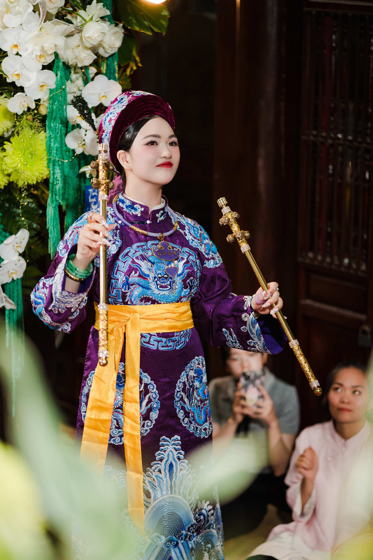 Ngự về đồng ai đẹp bằng Quan. Áo thêu rồng pháp lôi hèo vàng. Ai theo Hoàng sẽ được bình an. Vạn sự an khang phúc lai thọ trường🙏🏻 #quanhoangbay #tuphuvanlinh #haudong #tinnguongthomauvietnam #daomau #dieuphuctam #tiktok 