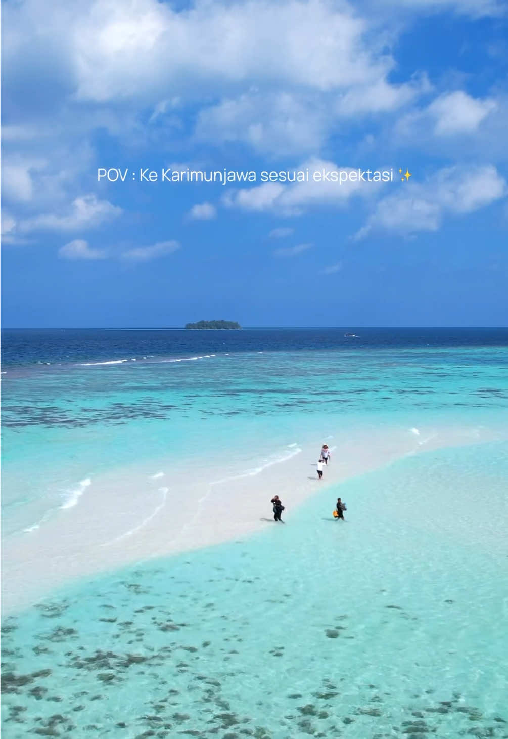 Pantai Karimunjawa sesuai ekspektasi😍   Contact : 0823-1497-6470 www.karimunjawa.tourss.com      #travel #karimunjawaisland  #wisatajateng #liburan #indonesia #wonderfulindonesia #summervibes☀️