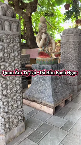 “Bức tượng Quan Âm Tự Tại tạc từ đá Hán bạch ngọc, sắc trắng tinh khiết như ánh trăng đầu thu. Đường nét chạm khắc giản đơn nhưng tinh tế, giữ nguyên vẻ mộc mạc, tự nhiên của chất đá cổ. Dáng ngồi an nhiên, ánh mắt khẽ khép, đôi môi hàm chứa nụ cười từ bi, như gột sạch mọi ưu phiền trần thế. Dù không cầu kỳ tráng lệ, tượng vẫn tỏa ra thần thái thanh cao, khiến người chiêm ngưỡng cảm nhận được sự bình yên lan tỏa từ tâm.” #quanamtutai #tuongda #hanbachngoc #maxgucci