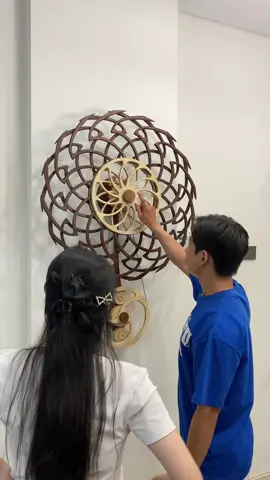 Hướng dẫn chị gái lắp tranh gỗ xoay