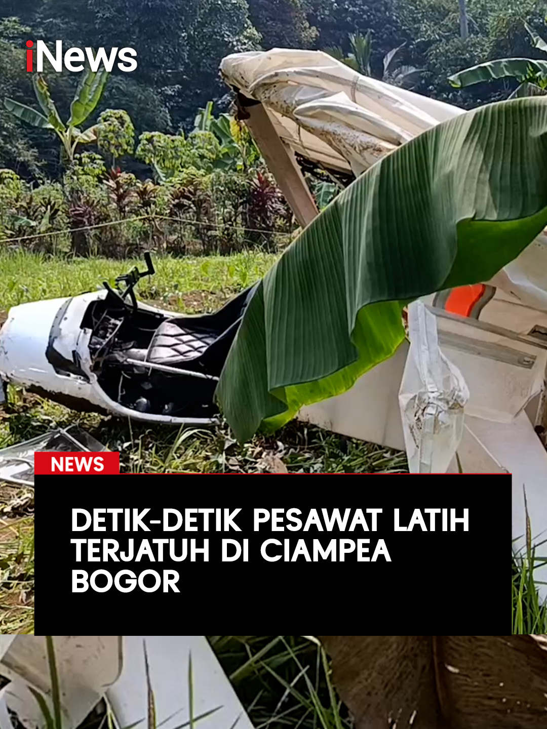 Pesawat latih dengan nomor sayap GT 500/PK 126 jatuh di area pemakaman umum Kampung Astana, Desa Benteng, Kecamatan Ciampea, Kabupaten Bogor, Minggu (3/8/2025). Satu orang tewas dan satu lainnya luka-luka akibat insiden tersebut. Kedua korban langsung dilarikan ke Ramah Sakit Hassan Toto Atang Sanjaya, Kemang, Bogor. Para korban merupakan warga sipil yang sedang berlatih terbang yang dikemudikan oleh Maskal FA. Satu orang korban meninggal dunia, dan satu lainnya mengalami luka berat, lalu dilarikan ke Rumah Sakit Hassan Toto Angkatan Udara, Kemang, Bogor. baca selengkapnya hanya di  https://www.inews.id/news/nasional/breaking-news-pesawat-latih-jatuh-di-bogor-1-orang-tewas #iNews #Pesawatjatuh #PesawatGantole #Ciampea #Bogor