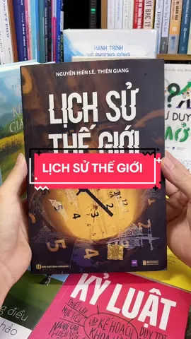 Lịch Sử Thế Giới – Hiểu Cả Nhân Loại Chỉ Qua Một Cuốn Sách! Tại sao một cuộc ám sát nhỏ lại dẫn đến Thế chiến? Vì sao một đế chế hùng mạnh bỗng sụp đổ chỉ sau một đêm? “Lịch Sử Thế Giới” không đơn thuần là dòng chảy các sự kiện – mà là bức tranh toàn cảnh của nhân loại, từ thời cổ đại đến hiện đại, từ phương Tây đến phương Đông. Bạn sẽ được: 	•	Lướt nhanh qua hàng ngàn năm lịch sử chỉ trong một cuốn sách súc tích. 	•	Hiểu nguyên nhân – hệ quả của các biến động lớn. 	•	Kết nối lịch sử với thế giới hôm nay. Đây là cuốn sách mọi người đều nên đọc ít nhất một lần, để hiểu thế giới mình đang sống – và lý do vì sao nó như hiện tại. Đặt mua ngay hôm nay để sở hữu “tấm bản đồ thời gian” của nhân loại!#tiemsachbinhyen #sach #sachhay #BookTok #reading #lichsuthegioi 