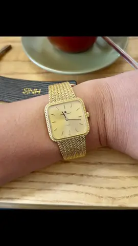 Vintage Universal Genève - Thành lập từ năm 1894, là một trong những thương hiệu đồng hồ lâu đời bậc nhất Thụy Sĩ. • Máy: Quartz chính hãng Cal. 1-43 Thuỵ Sĩ • Bọc vàng toàn thân Gold-plated • Size: 30 x 29 x 6 mm  các bác hỏi giá xog kêu bên khác rẻ hơn thì cứ qua chỗ rẻ mua. Vui nà đc 😆  #si23club #vintagewatch #watch #đồnghồ #dongho #watches #vintage