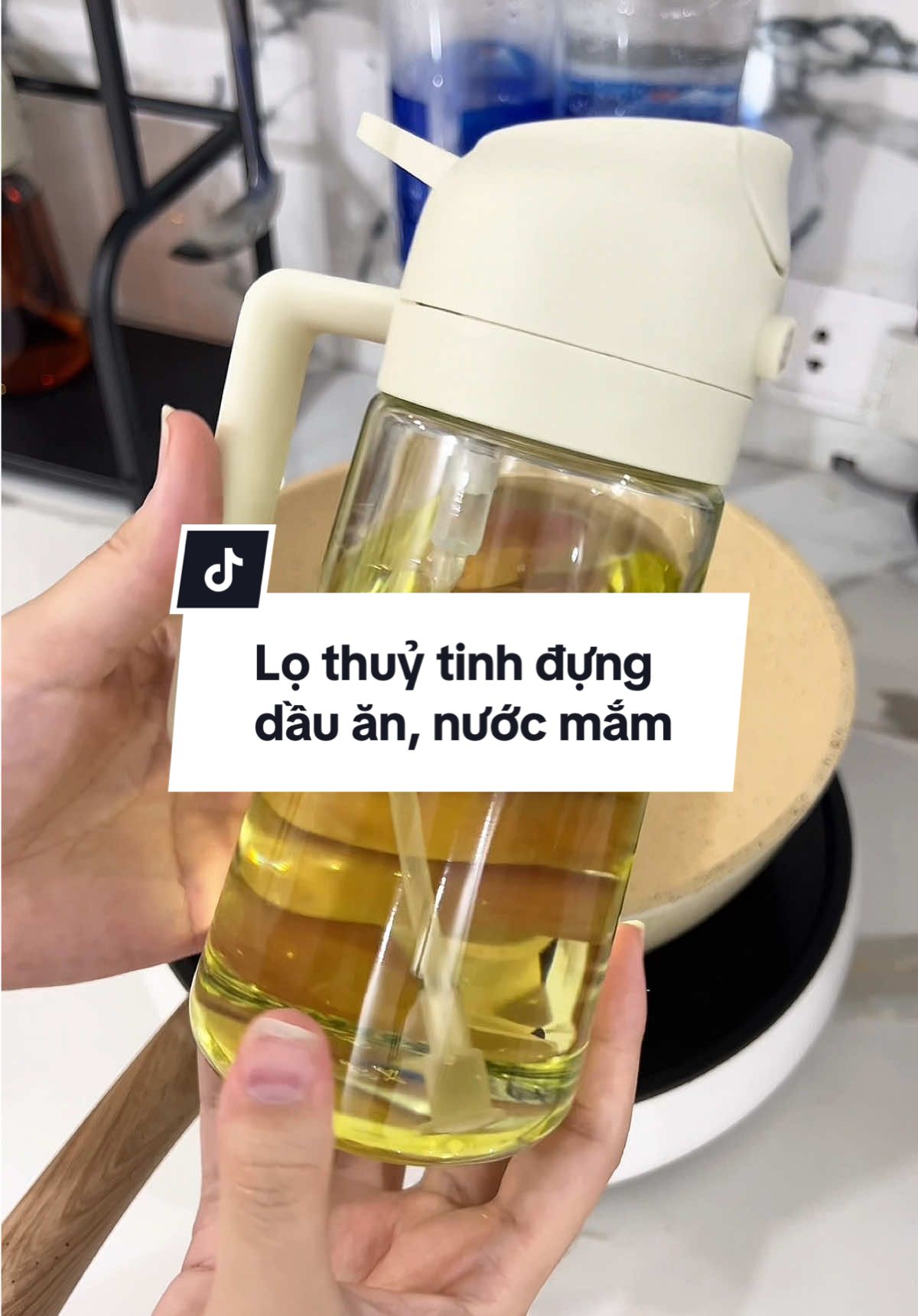Đựng dầu ăn hay nước mắm trong lọ này vừa kín vừa sạch mà nhìn gian bếp nhà mk sang hẳn #chaithuytinhdungdauan #decorbep #bepxinh #