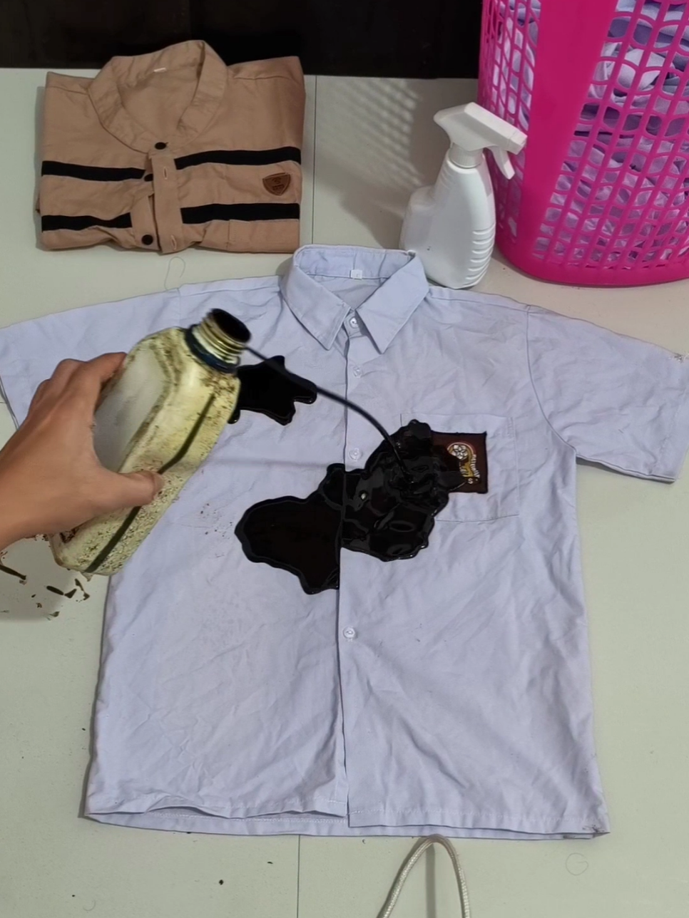 baju seragam putih ketumpahan noda oli bisa hilang tidak ya?#pembersihnoda #pembersihnodajamur #pembersihnodapakaian #pembersihnodamembandel #unikleen 