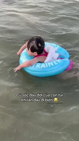 Cú sốc đầu đời của con tui khi đi biển: nhào lộn trên sóng nước 🌊☀️💦 #nhongnhongfamily #embenhongnhong #bienhaihoa #thanhhoa #vitaminsea #sea #swimming #dulich #dulichvietnam #kyniem #kyniemtuoitho #dulichbien 