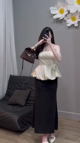 Tuổi này không cần nhiều người theo đuổi . Chỉ cần đúng người ,chuyển khoản đúng ngày là em vui