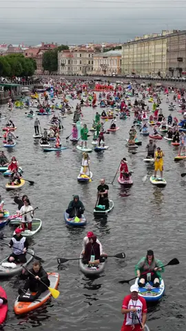 10.000 сапов и самых ярких костюмов на каналах Санкт-Петербурга 😍 Это всё Фонтанка Сап — самый большой костюмированный сап-фестиваль в мире! Не смогли пройти мимо этого события и поучаствовали в костюмах Охотника за приведениями и самого приведения, которое ловили с помощью нашего пылесоса, конечно же 👻  #фонтанка #фонтанкасап2025 #фонтанкасап #санктпетербург #новостиспорт 