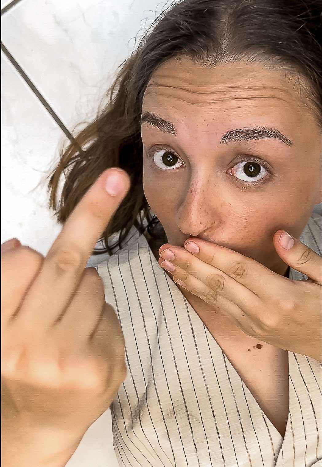 Pourquoi tu souris pas ? Bah je crois que je viens de trouver la réponse… 📖 La recette pour 2 👫 : Commence par faire revenir tes courgettes avec l’ail dans un peu de beurre jusqu’à ce qu’elles soient bien dorées. Dans un bol, ajoute tes tomates cerises, un peu d’huile d’olive et de basilic. Assaisonne avec un peu de sel et mélange bien. À côté, récupère la ricotta et viens la fouetter avec un peu de sel et d’huile d’olive. Fais cuire tes feuilles de lasagne puis une fois cuites et légèrement refroidies, étale-les de ta ricotta fouettée. Dispose-les ensuite dans ton assiette. Ajoute ensuite sur le dessus les courgettes grillées et les tomates. Saupoudre d’un peu de parmesan et répète l’opération pour les autres couches de lasagne. Termine avec encore un peu de basilic et quelques pignons de pin grillés (ou non), miam 😋 🛒 Comme d’hab ce dont tu auras besoin ici 👇 - 6 pâtes à lasagne - 2 petites courgettes - 2 gousses d’ail - une boîte de tomates cerises - un peu de basilic - 200g de ricotta - un peu de parmesan râpé - quelques pignons de pin #cookinut #féminisme #haters #humour