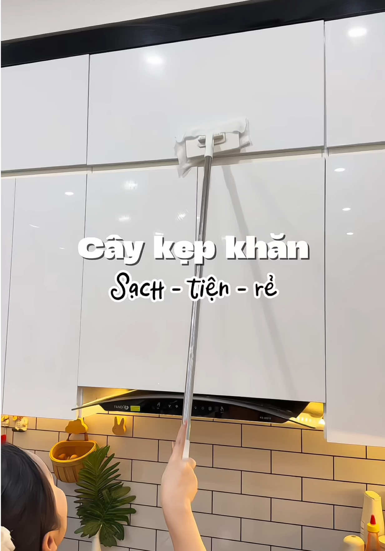 Có cây kẹp khăn này cân tất luôn từ lau bàn, bếp, tủ, nhà, kính... 🤭 Chân ái cho chị em mê dọn dẹp ✨ 🛒#mekemdaily #caykepkhan #dondep #giadung #giadungthongminh #caykepkhandanang #xuhuong 