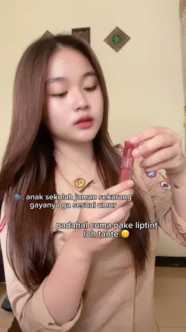 cumaa pake liptint doang padahal 😀