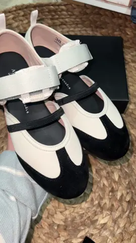 My new obsession, Twyla Sputnik! Ayla Dimitri x @Hijack Sandals #asmr #asmrunboxing #ayladimitri #hijacksandals #typ #shoes #cute 