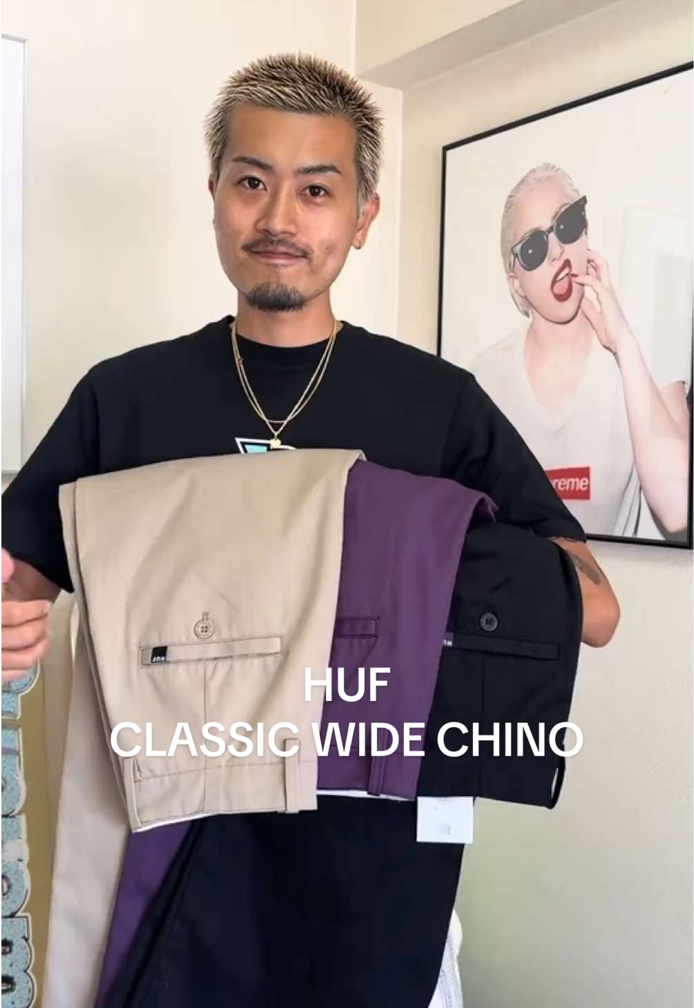 スラックス感覚で使えるワイドチノパンがHUFストアで発売中です💚💚 CLASSIC WIDE CHINO PANT‼︎ 通販も可能ですのでお気軽にお問い合わせ下さい📦 #huf #chino #fashion #HUF #ハフ#チノパン #チノパンス#ハフ広島 #baggy #widepants 
