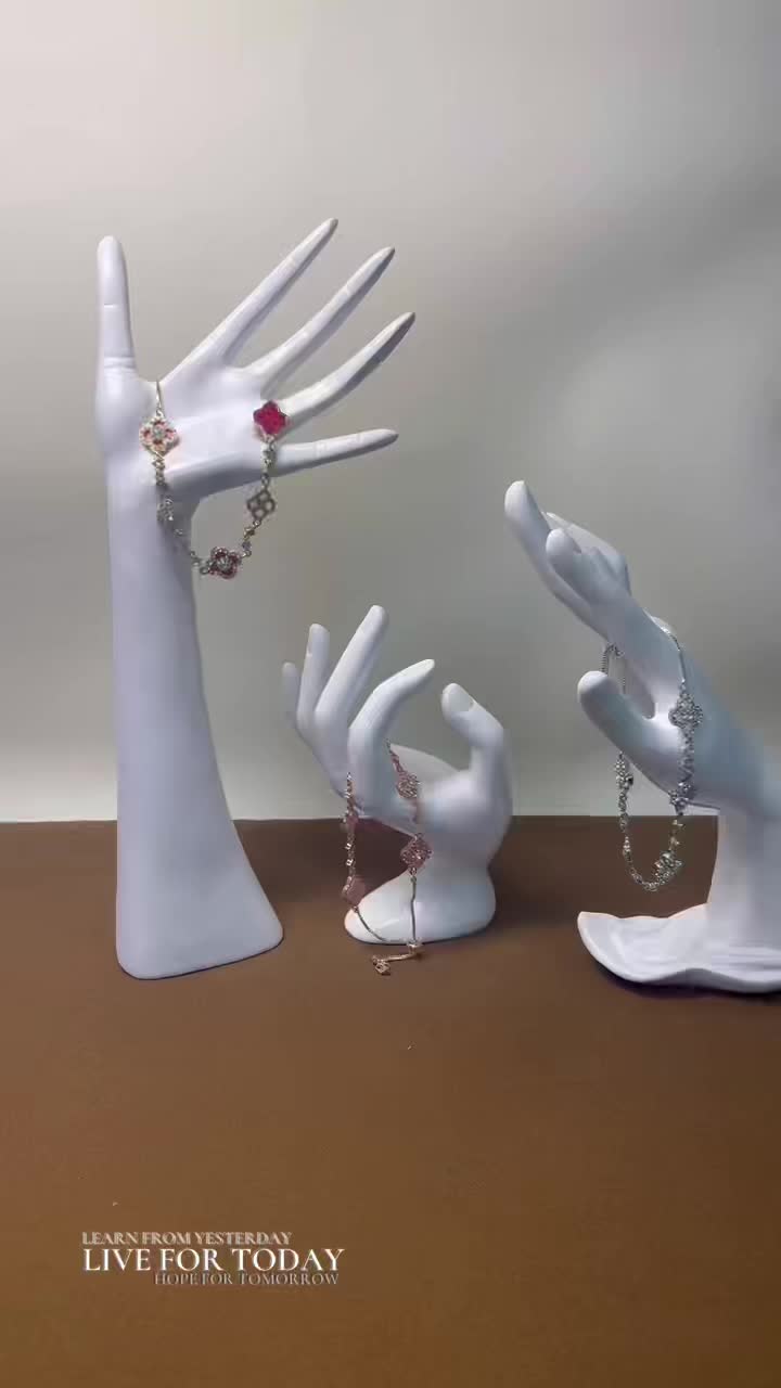 This bracelet is so beautiful, very suitable for your daily wear #bracelets #charmbracelets #charmbracelet #handmadebracelet #banglebracelets #luxurybracelet #goldbracelets #cutebracelets #couplebracelets #handmadebracelets