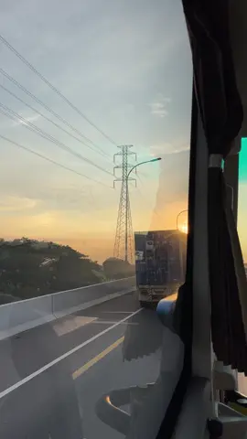 Naik bus + sunset + lagu jawa = 🧡 #lagujawa #bus #fyppppppppppppppppppppppp 