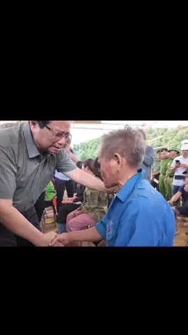 Thủ tướng Phạm Minh Chính xúc động chia sẻ, động viên người dân vượt qua mất mát do mưa lũ gây ra tại xã Na Son (huyện Điện Biên Đông cũ), tỉnh Điện Biên.#lũlụt #xuhuong 
