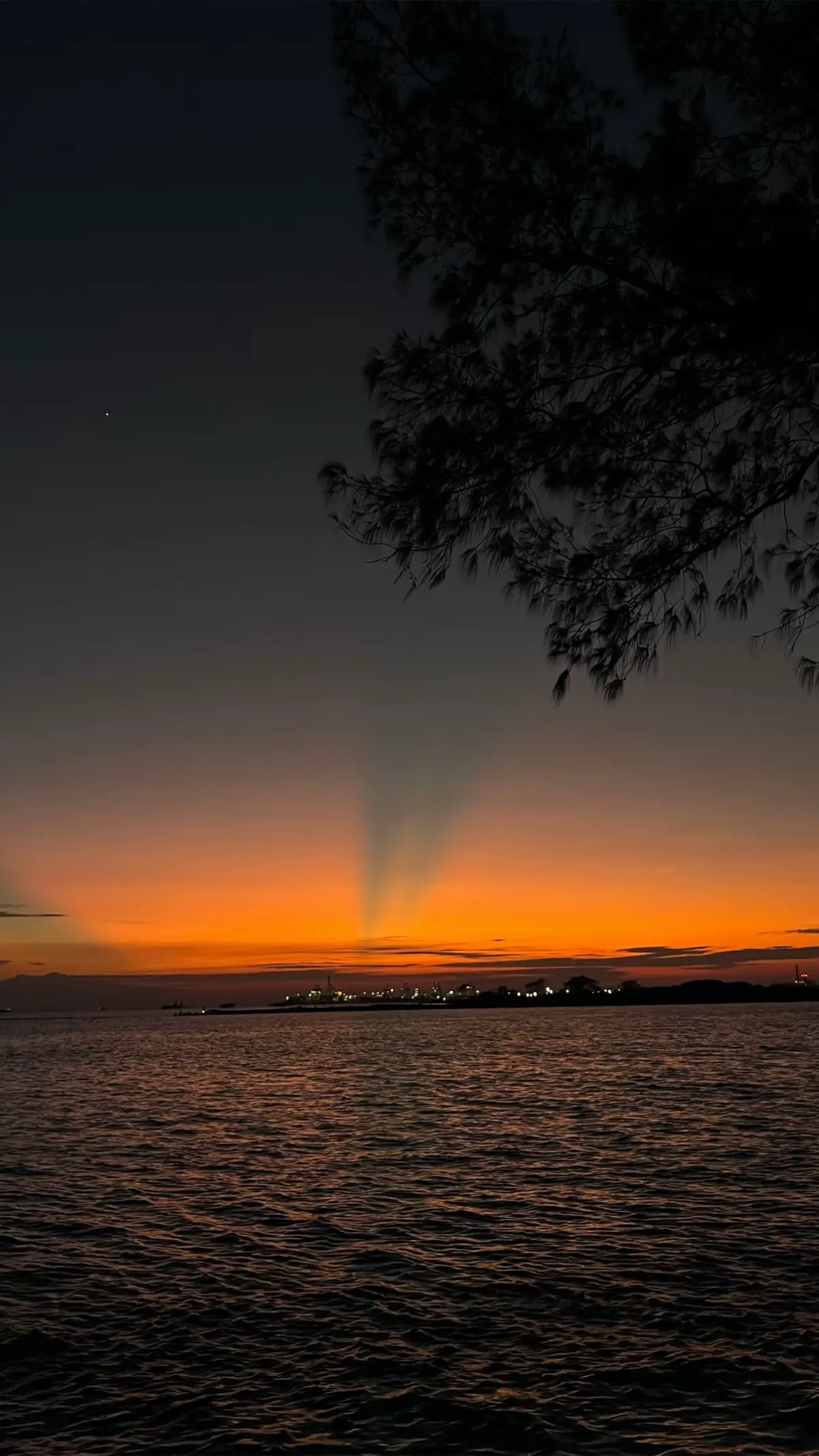 Selalu butuh waktu yang lama untuk mendapatkan sesuatu yang indah🌄🌊🫧🌥️ #fypage  #4upage  #moots?  #xysbca  #lewatberanda  #sunrise  #pantai  #semarang 