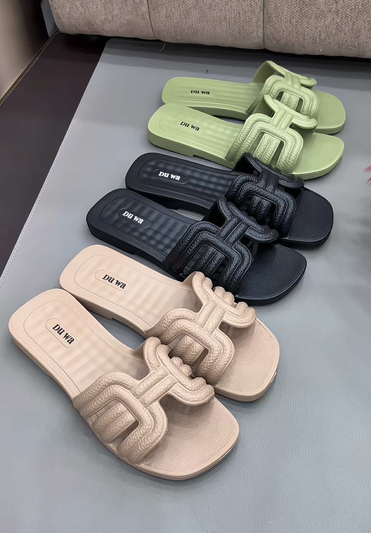 Dép chất đẹp, mang êm chân mà giá lại hời nữa nha, combo 3 đôi 3 màu #depnu #depquaingang #depchuh #depxinhgiare #depnhua #xuhuong 