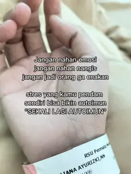 Autoimun hipertiroid, khususnya Graves’ disease, adalah kondisi di mana sistem imun menyerang kelenjar tiroid dan membuatnya terlalu aktif. Ini bisa menimbulkan berbagai gejala yang memengaruhi fisik, emosi, dan mental. Yang biasa dirasain, antara lain: ⸻ 🌡️ Gejala Fisik: 	1.	Jantung berdebar cepat (palpitasi) – meskipun lagi istirahat. 	2.	Berkeringat berlebihan – walau cuaca nggak panas. 	3.	Tangan gemetar – tremor halus, terutama di jari-jari. 	4.	Berat badan turun – meski nafsu makan meningkat. 	5.	Mata menonjol (exophthalmos) – khas pada Graves’ disease. 	6.	Kulit hangat & lembap – dan kadang gatal. 	7.	Rambut rontok – bisa jadi tipis, mudah patah. 	8.	Gangguan haid – haid bisa jadi lebih jarang atau lebih ringan. 	9.	Cepat lelah – meski tidur cukup. 	10.	Intoleransi terhadap panas – gampang merasa kepanasan. ⸻ 🧠 Gejala Psikologis & Mental: 	1.	Cemas & gelisah berlebihan – susah tenang, pikiran lari ke mana-mana. 	2.	Mood swing – gampang marah atau sedih. 	3.	Sulit tidur (insomnia) – pikiran aktif terus. 	4.	Kesulitan konsentrasi – suka lupa atau susah fokus. 	5.	Overthinking & sensitif – merasa “nggak stabil” secara emosional. ⸻ ⚙️ Lain-lain (dalam tubuh): 	1.	Diare atau sering BAB – karena metabolisme meningkat. 	2.	Pembesaran kelenjar tiroid (gondok) – bisa tampak di leher. 	3.	Otot lemah – terutama paha dan lengan bagian atas.#fyp #fypシ゚ #fyppppppppppppppppppppppp #sadstory🥀😥 