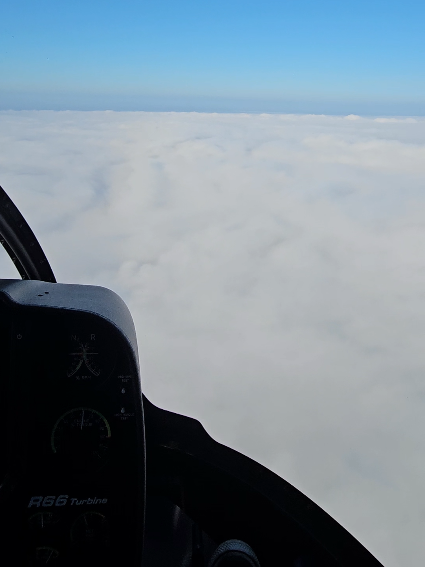 Voando sobre as nuvens!!! ☁️☁️☁️  #helicóptero #aviação #tiktok #foryou #fy 