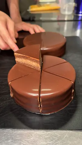 濃厚でなめらかなとろとろなチョコケーキ！ チョコレートケーキ 650円 しっとりと焼き上げたチョコレートスポンジにほんのり香るブランデー染み込ませていて、濃厚で滑らかなチョコ生クリームをたっぷりとサンドした本格的なチョコレートケーキ！ 🍚店名: AUN COFFEE 住所: 大阪府大阪市天王寺区大道1丁目2-29 最寄駅: 四天王寺夕陽丘駅から徒歩10分 営業時間：9:00〜19:00 定休日：無休 #大阪グルメ#Japanesefood#tiktokfood