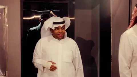 🇰🇼❤️🇸🇦شكر من القلب شكرًا للهيئة العامة للترفيه على اهتمامهم ودعمهم المتواصل، وشكر خاص لمعالي المستشار تركي آل الشيخ، وللأخ الغالي عدنان كيال، والأخ العزيز نواف عبدالله، وشركة صلة والاخ القريب من القلب عبدالله غازي المضف امتنان كبير لأهل الرياض والكويت والخليج والوطن العربي على محبتكم وسؤالكم المستمر. بفضل الله ثم بدعمكم، تم تمديد عروضنا نزولًا عند رغبة الجمهور. أمس كان العرض مميزًا لإخواني وأخواتي من فئة الصم والبكم 🤟🏾❤️، وجودكم ودعواتكم هم سر نجاحنا. الله لا يحرمني محبتكم ودعواتكم الصادقة⁩⁩⁩⁩⁩