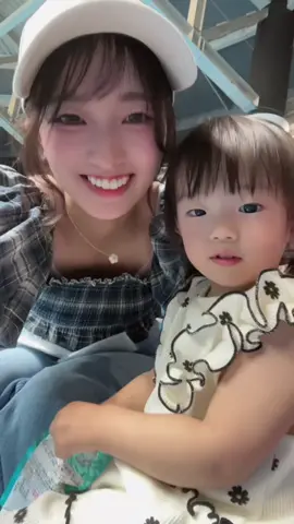 土日は子供達とたくさん遊ぶって 決めてる✨💕楽しそうな顔見るとこっちまで幸せになる！！ 人混み大嫌い。暑いところ大嫌い！ だけど、少しずつ慣れてきた🙂🙂 また行きたいなぁ！ 子連れおすすめスポット教えてください🙇‍♀️ . #品川アクアパーク水族館 #イルカショー #水族館 #育児 #水遊び 
