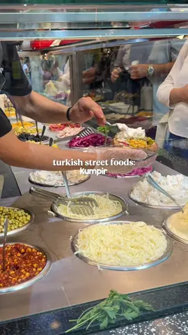 Kumpir is one of Turkey’s most iconic street foods: a giant baked potato turned into a fully loaded flavor bomb🫠 Once the potato is baked, the fluffy inside is mashed with butter and kaşar cheese, then it’s time for the fun part: the toppings! From olives, pickles, corn, and Russian salad to sausages, kısır, and spicy sauces - you can customize it however you like. No two kumpirs are ever the same, and that’s exactly the magic of it💥 What would you put on yours? 🥔✨ • #foodieedaTurkiye #streetfood #kumpir #turkishstreetfood #foodieedaEats