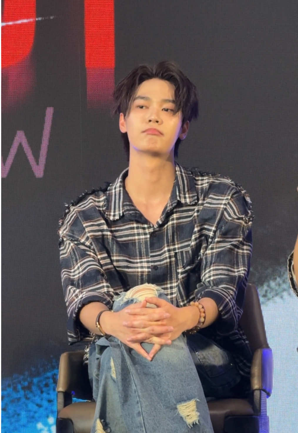 HE’S LOOK SO ‘MENG’ 😾🥺 cr on x @d3cemE #dewjirawat #dew_jsu #burnoutsyndromes #offgun 