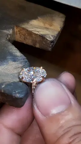 Tỉ mỉ đến từng chi tiết 💎💎 siêu phẩm rực lửa Oval mới ra lò 🤩 #kimcuongoval #TrangSucHar #HARdiamond #kimcuongnuoicay #kimcuongcvd #giacongtrangsuc 