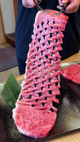 びよーーんと伸びる魔法のサーロインステーキを紹介します🥩 【喜一 精肉・焼肉店 大和田店】 ◎特撰サーロインステーキ 1,848円/100g お肉の表面に網目状の切り込みを入れる魔法の『ダイヤモンドカット』を施したサーロインステーキ！ トングでびよーーんと伸ばして食べる遊び心が最高でインパクトも抜群！ 切り込みを入れることで、お肉が柔らかくなって焼肉のタレも絡みやすくなるからより一層美味しくなるんだって🤤 どうりでご飯が止まらなくなるわけだ、、 店頭では精肉店も営まれていて黒毛和牛をコスパよく購入できるので家焼肉にもオススメ！ ごちそうさまでした！！！ ——————————————————— 📍大阪府門真市常称寺町20-5 1F  🚃大和田駅徒歩3分 ⏰16:00-22:00 💤月曜 ——————————————————— #東京グルメ #大阪グルメ #japanesefood #tiktokfood 