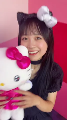 今日ユニバいる人〜🙋‍♀️ 人生初ユニバ満喫中⸝⸝o̴̶̷̥᷅  ̫ o̴̶̷̥᷅⸝⸝ キティちゃんゲームでGETしたの！！お姉ちゃんカメラ頑張ってくれた🥹♡ #ユニバ #usj #ハローキティ #女子大生 #fyp 