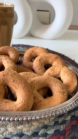 Kaak tunisien 🇹🇳🍩 Ingrédients: - 600g farine  - 200g sucre  - 200ml huile  - 3 oeufs  - 2 sucre vanillé  - 15g levure chimique  - une pincée de sel  - sésame  - zeste d’orange séché