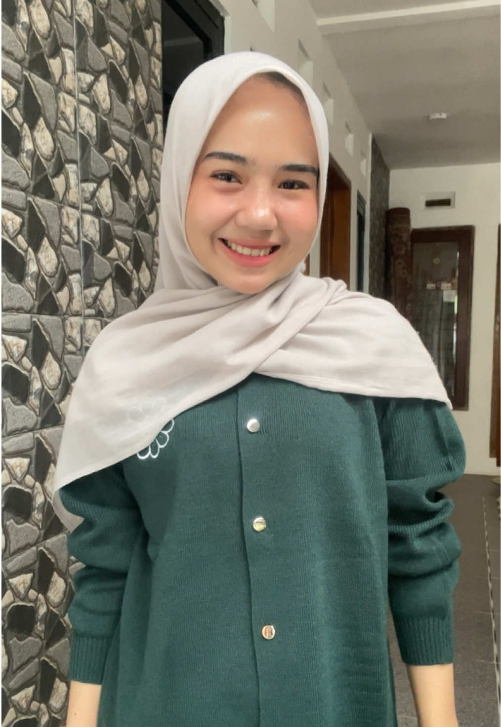 Cardi tercinta dari @Bytantisa #cardigan #cardiganrajut #outfitideas #fyp #petite #petitefashion #bytantisa 