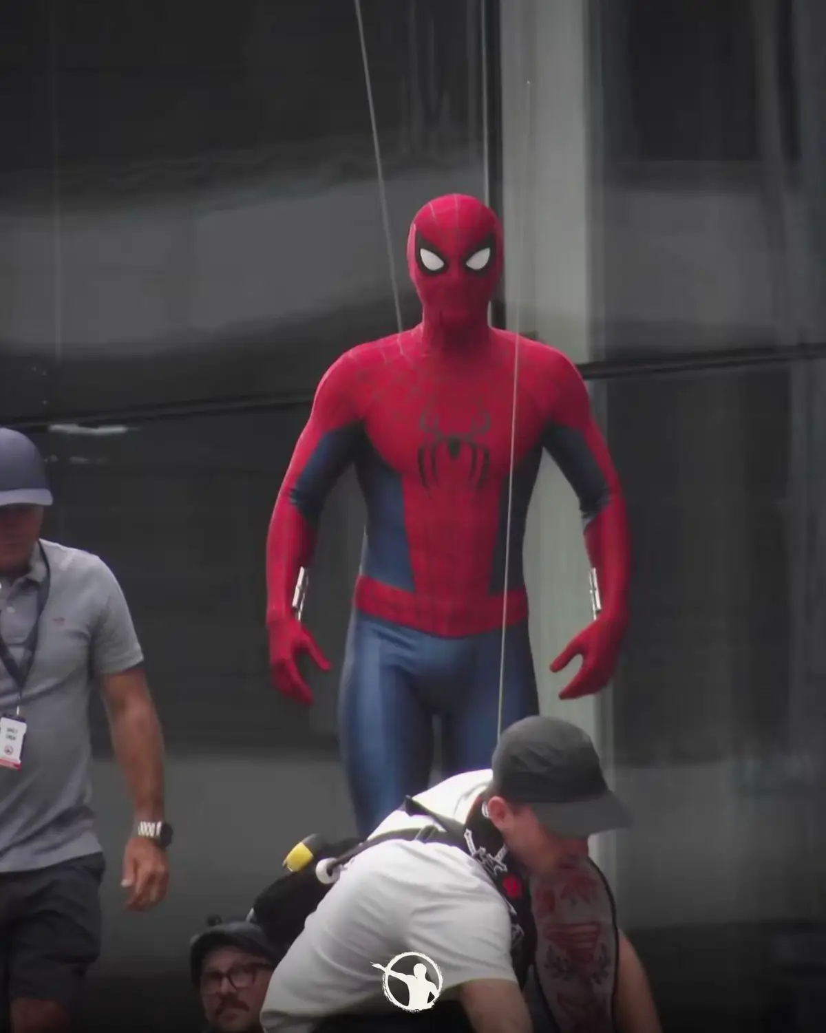 Tom Holland já está nos sets de Homem-Aranha: Um Novo Dia e finalmente conseguimos ver tudo: aranha das costas, máscara e atiradores de teia! O visual tá simplesmente impecável e lembra muito MAS MUITO o traje do Andrew Garfield! 