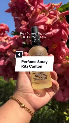 Bila spray ni… terus rasa macam check-in kat hotel 5⭐️ Bau dia soft, fresh & mewah — macam linen baru dalam bilik hotel 5 bintang 😍 Sesuai untuk bilik tidur, kereta, langsir, toilet… Spray je, terus tenang 💆🏻‍♀️ Yang suka bau white tea, fig & soft floral… Awak kena try! 📦 Ready stock | Fast postage #aromaspray #hotelvibes  #sprayviral #whiteTeaScent  