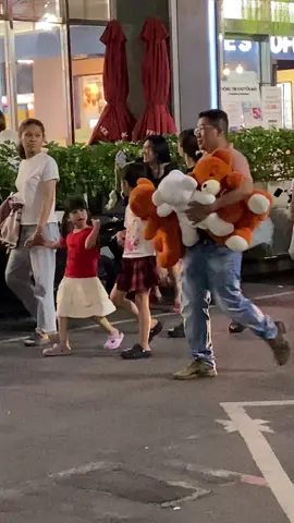 Cô bé không ngờ 1 hành động giúp đỡ của mình mà bất ngờ nhận được chưa gấu bông siêu đáng yêu #fyp #gaubongvinhquang #quatangcuocsong #longtotvietnam 