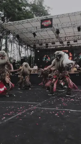 Tari Gedruk, atau juga dikenal sebagai Tari Rampak Buto, berasal dari daerah Magelang, Jawa Tengah. Tarian ini merupakan kesenian rakyat yang menggambarkan kemarahan raksasa (buto) dan sering dikaitkan dengan amarah alam akibat eksploitasi manusia.  #sukujawa #tanahjawa #jawa #jawapremium #adatjawa #tradisijawa #jawapride #budayajawa #magelang #gedruk 