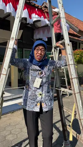 Bawa2 tangga segala @Bu_Dewi_Saja 