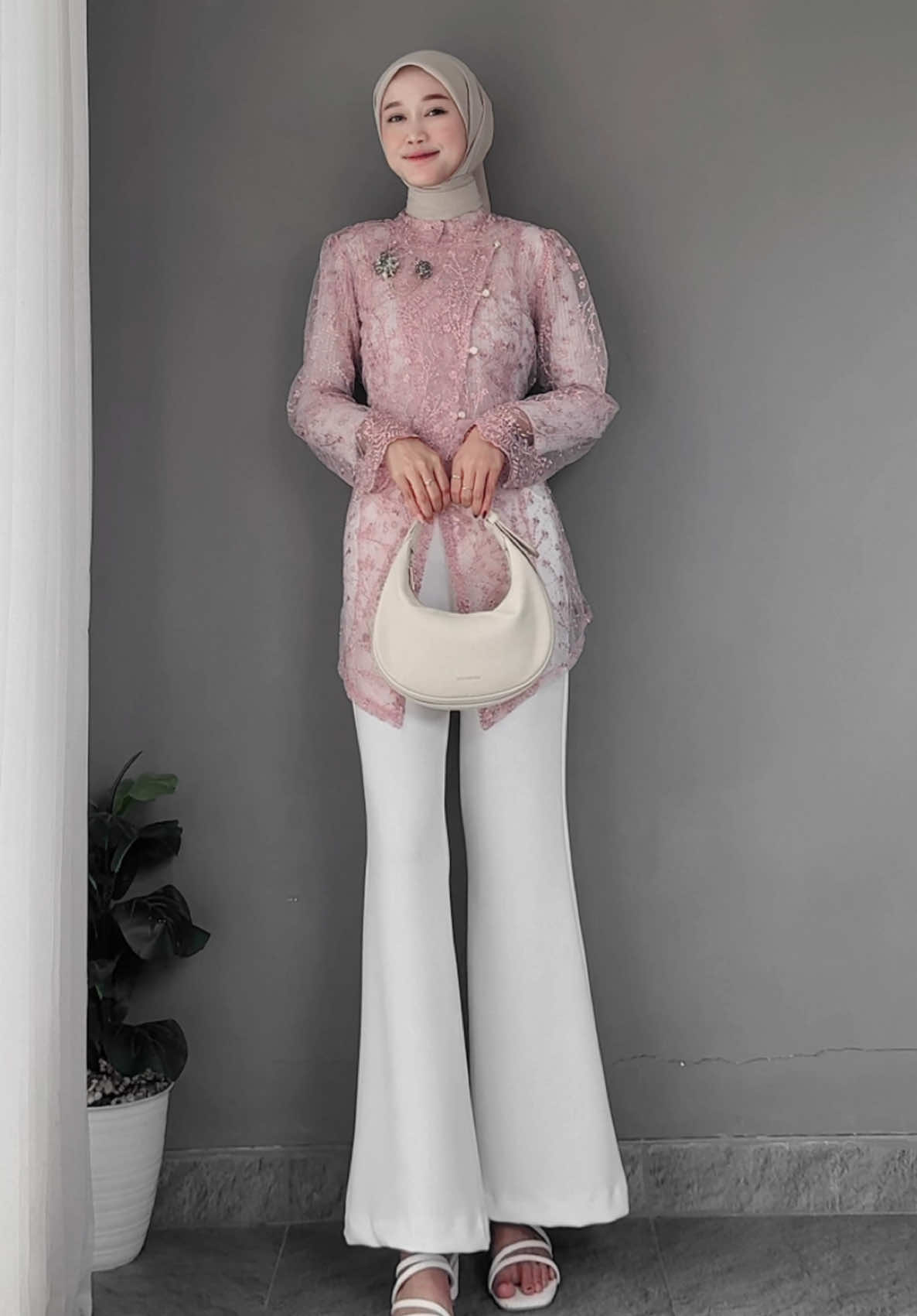 (spiII dicaption)vibes kulot + kebaya , perfect ! 😗🔥 Detail outfit kIik I!nk di bi• aku-lalu cari sesuai nomer: • kebaya janggan :  I!nk n0 938a (baby pink ) • celana kulot :  I!nk n0 937a (putih) • manset knit : I!nk n0 103a  • tas : I!nk n0 85a • heels : I!nk n0 483a • bros : I!nk n0 872a • jilbab 22rb : I!nk n0 87a (ivory ) outfit  by @Serbawear   CARA BELI: • klik link dibio @fanisa_fann “https://collshp.fanisafan” • dikolom search ketik sesuai no dicaption 👆 • nanti langsung masuk tokren • tinggal checkout #fyp #outfitinspiration #ootdinspo #kondanganoutfit #outfitkondangan #outfitcouple