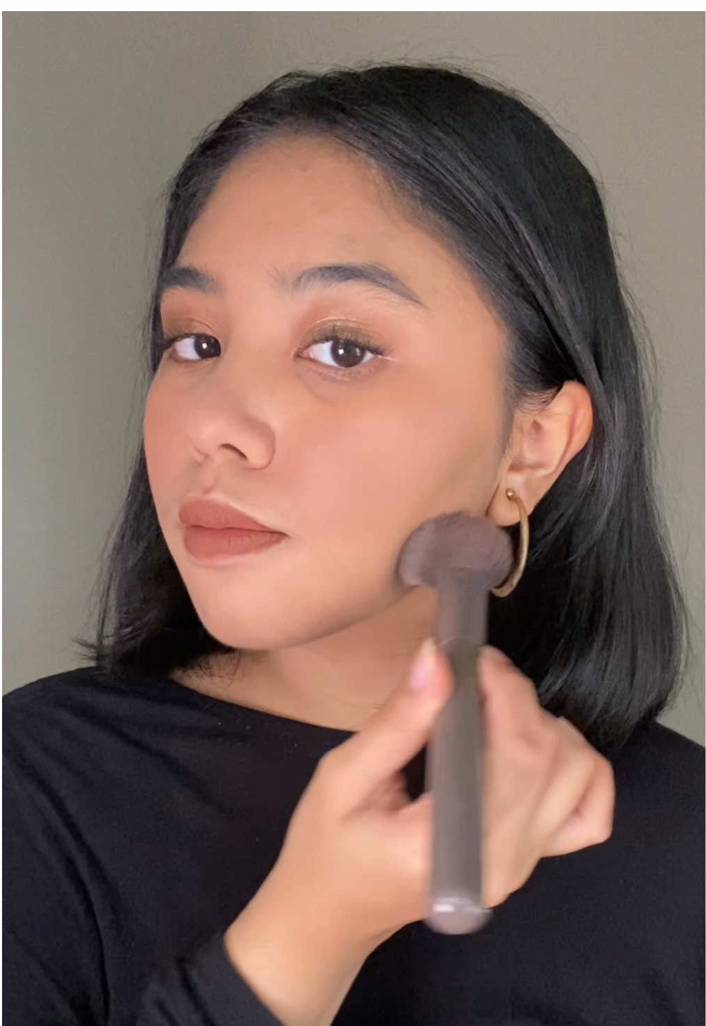 The warm brown look hits different when your base this smooth 😌 Powder foundation-nya bantu banget bikin flawless! #makeoverid #compactpowder #powderfoundation ##MAKEOVERMastershade #Mastershade