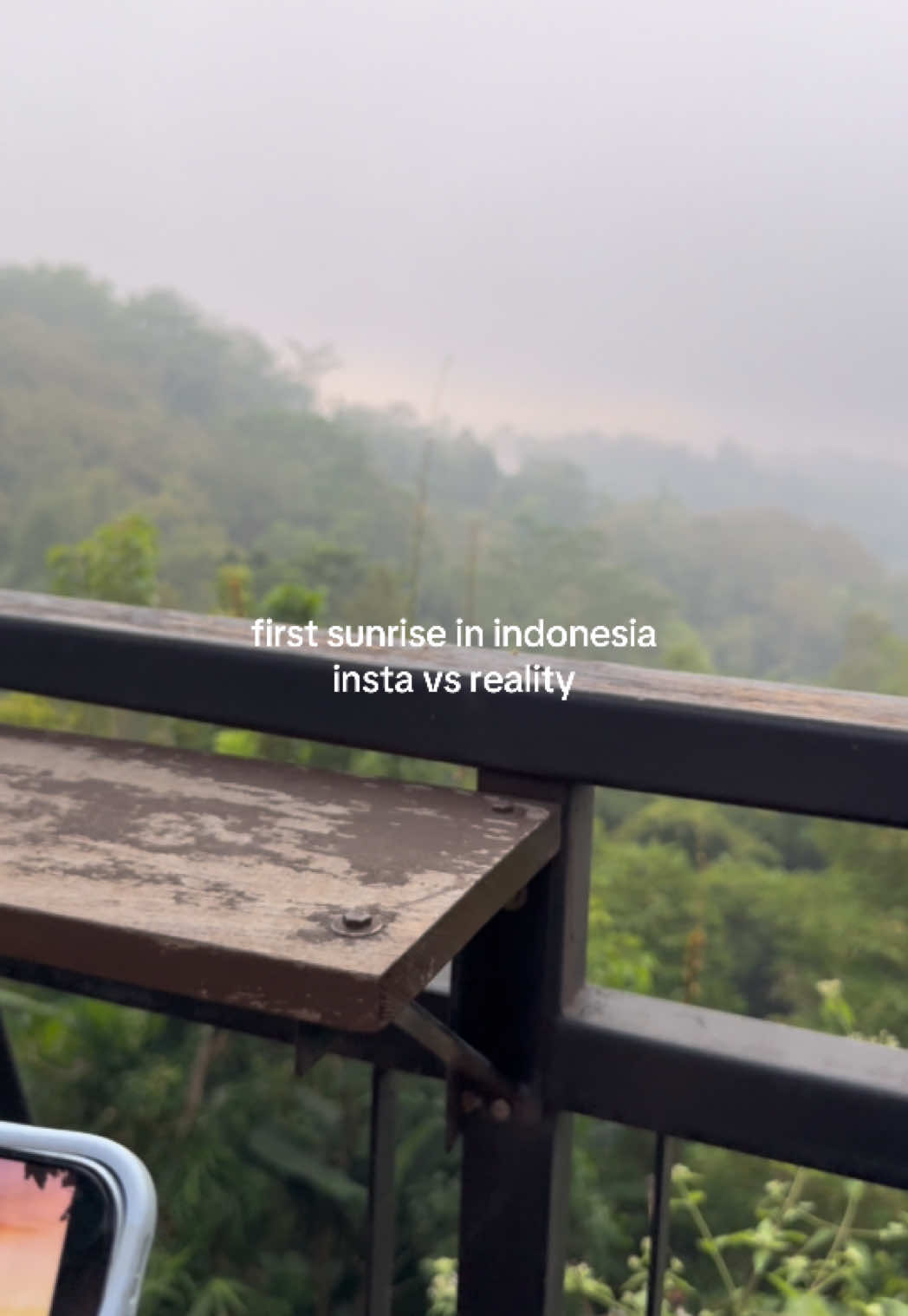 our first sunrise in indonesia 🥺🥺 on espère avoir plus de chances pour bromo et ijen .. #borobudur #indonesia #sunrise #punthuksetumbu 
