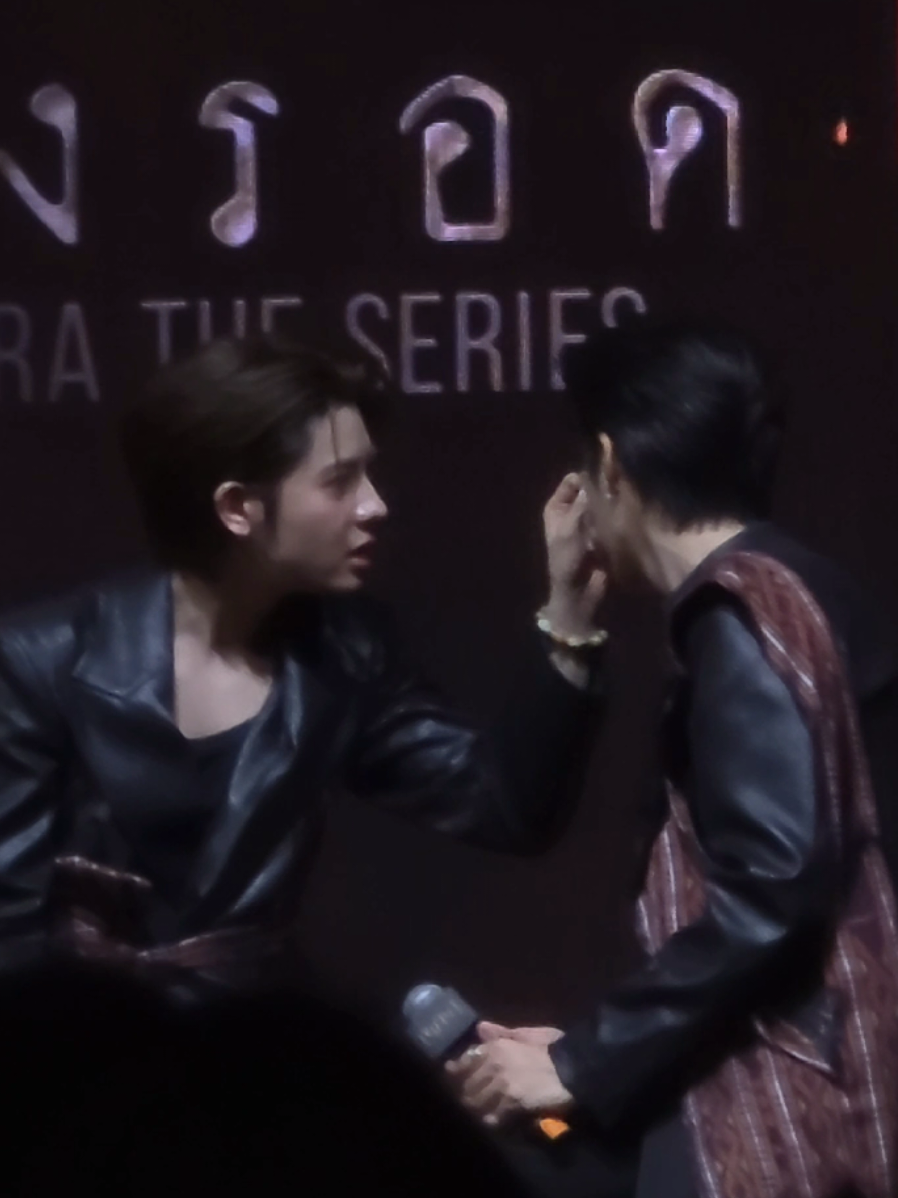 เฟิร์สเช็ดเครื่องสำอางค์ให้พี่เติ้ล ส่วนพี่เติ้ลรู้ว่าน้องป่วย ก็ขอน้ำให้ ดูแลกันไปนานๆเลยน้าาา #รับขวัญเขมจิรา #เติ้ลเฟิร์สวัน #TleFirstone #TLE_mtm #Firstone_wnk #เขมจิราต้องรอด #เขมจิราต้องรอดseries @ว้อทอีฟ - What if @Firstone 