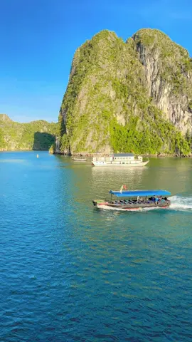 Hoàng Hôn trên du thuyền Hạ Long. Halong vẫn là điểm đến du lịch ưu tiên của khách quốc tế nhẹ ạh.😉😉😉 #review #duthuyenhalong #dulichhalong #vinhhalong 