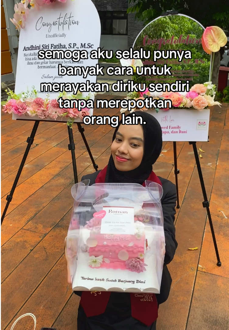 Ku persembahkan kue manis yg dibeli sendiri untuk hasil kerja keras diri ini🥰 Terima kasih aku sudah berjuang, harus bahagia selalu ya. I love me🫶🏻  #selflove #berjuang #independentwoman #happy #fyp #kuliah #S2 #ugm #jogja 
